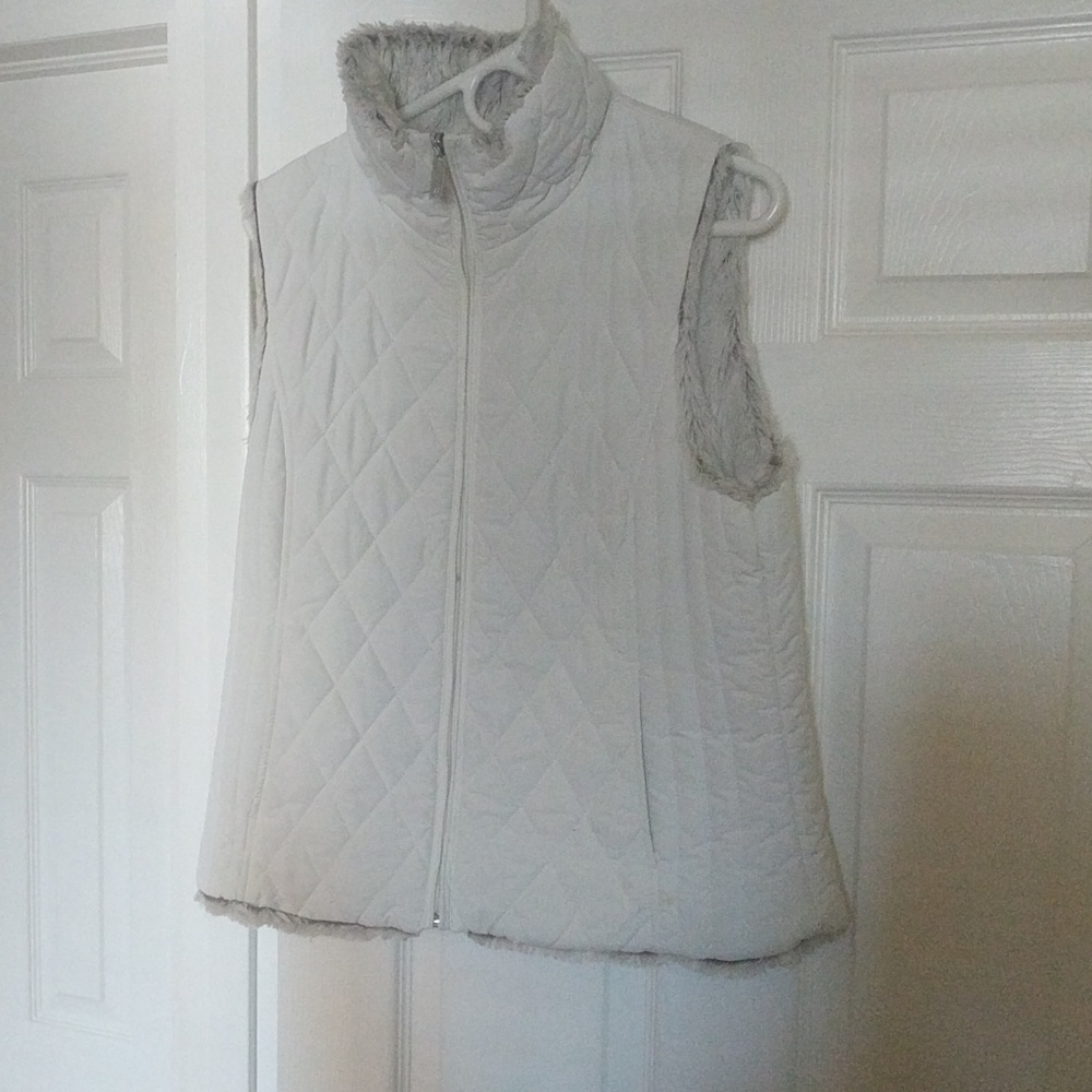 Putfy white vest